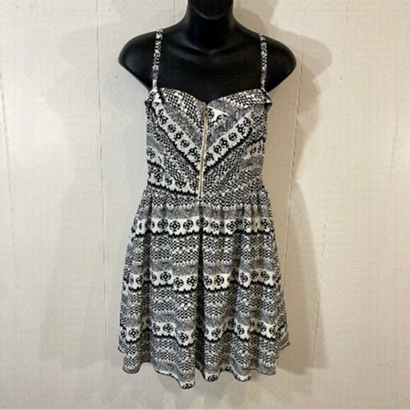 Charlotte Russe Geometric Aztec Black and White Dress Size Large - Picture 1 of 3
